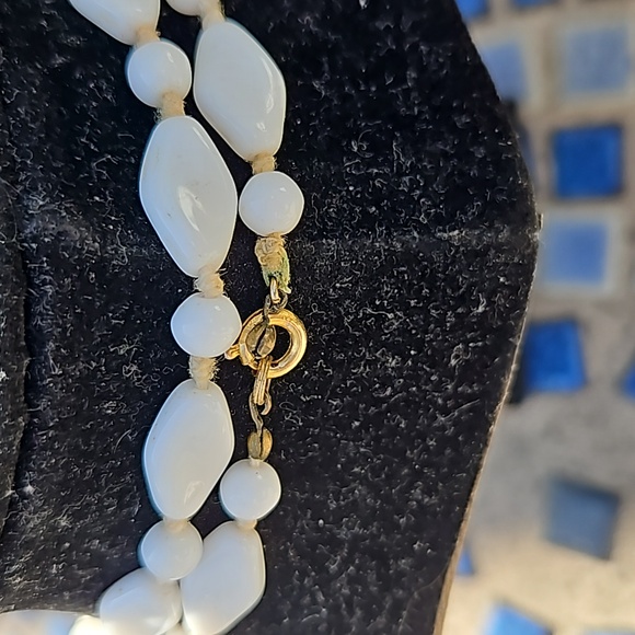Vintage White Milk Glass Beaded Hand Knotted Necklace - Picture 4 of 4
